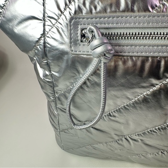 NEW Women’s On 34th St XL Metallic Silver Quilted Tote Bag - Picture 6 of 7